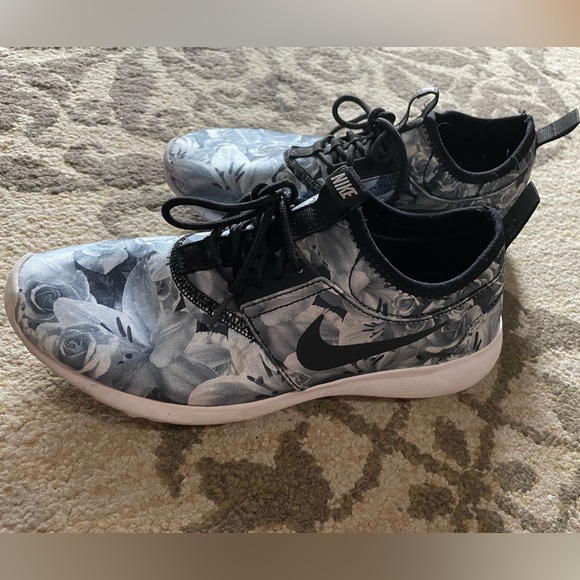 Women’s Floral Nike Shoes - Picture 1 of 2
